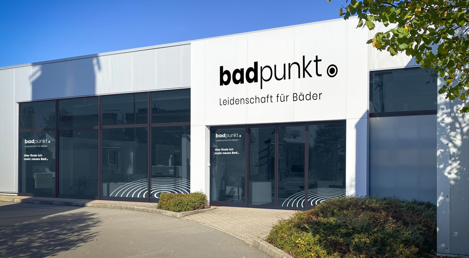 Fassade der badpunkt Badausstellung Pirmasens mit Schriftzug „Leidenschaft für Bäder“