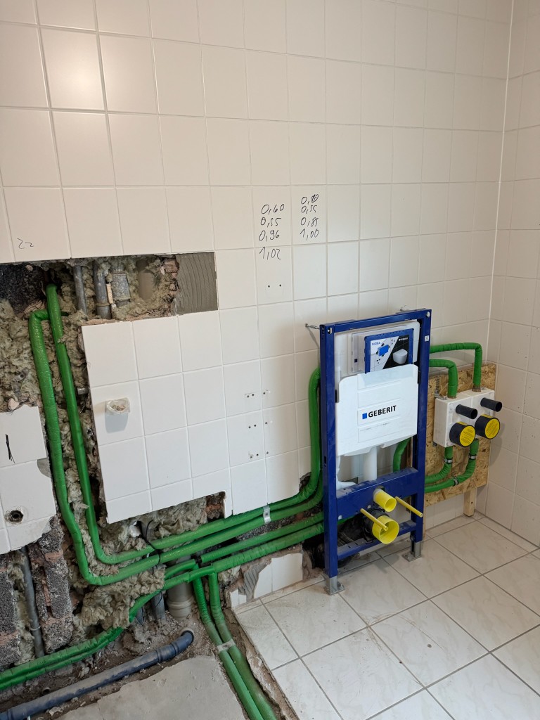 Sanitärinstallation mit Geberit-Wandelement und Leitungsverlegung